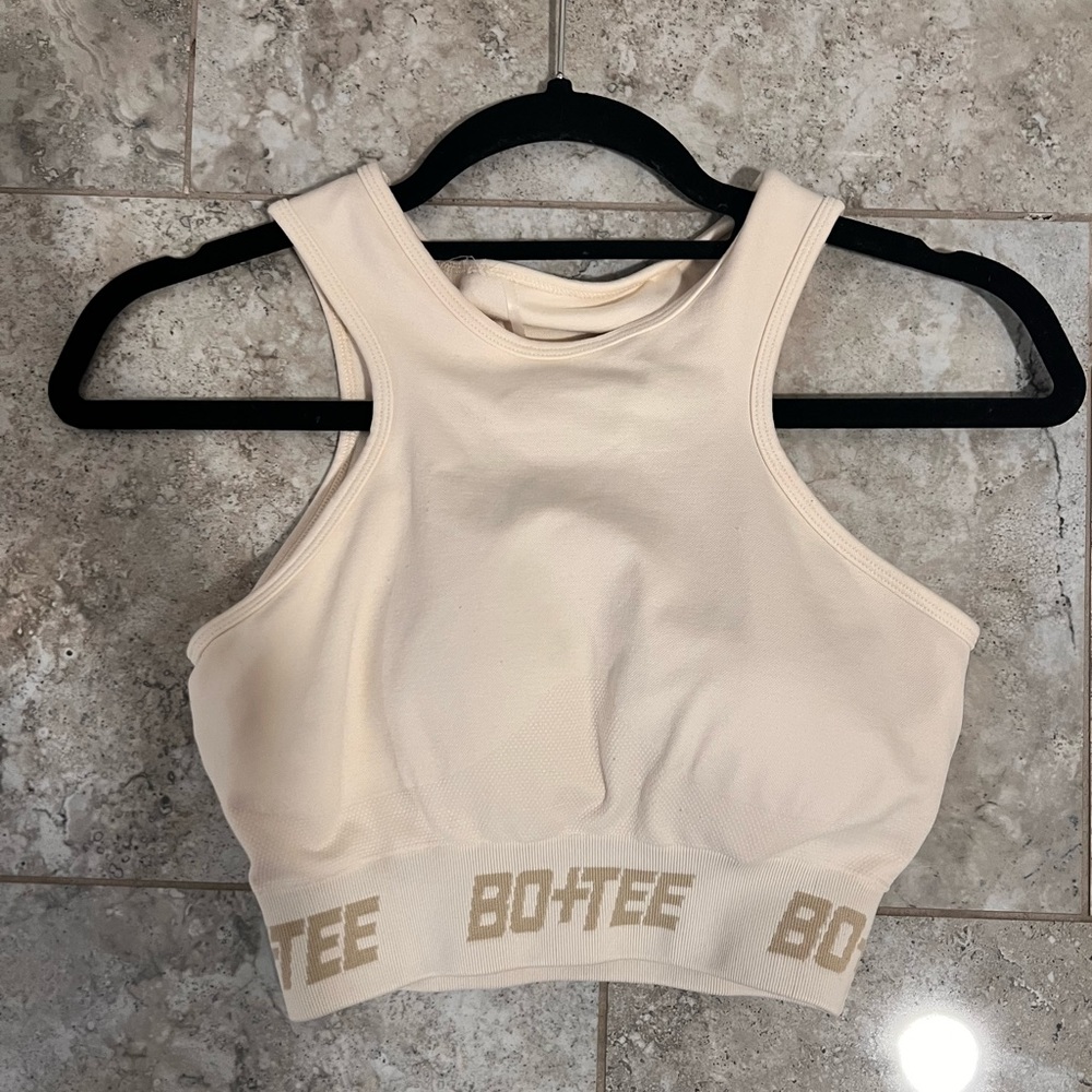 Cute comfy athletic top fits almost all top sizes!
